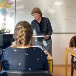 les op locatie docent deelt uit