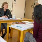 Docent beantwoordt vragen